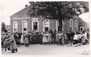 F543 Bijeenkomst 1955 bij gemeentehuis10 jaar bevrijding